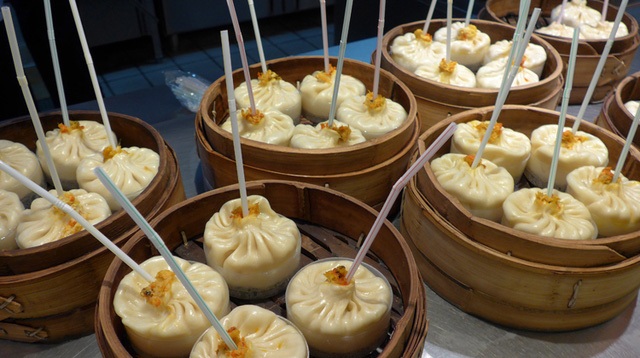 Bí mật thú vị bên trong những chiếc bánh bao ăn... bằng ống hút - 1 Bánh bao nước ăn bằng ống hút