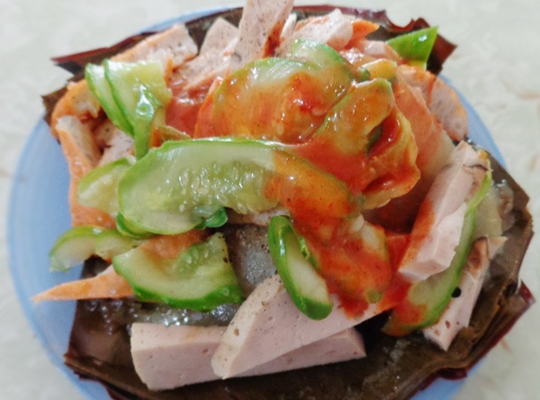 Những món ăn vặt dành cho ngày mưa dầm dề - 5 Một đĩa bánh giò đầy đủ giò chả ăn kèm