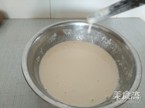 Chào ngày mới với bữa sáng ngon miệng đủ dinh dưỡng - bánh kếp trứng hành nướng - 2
Hòa bột lỏng sao cho có thể nhỏ giọt là được