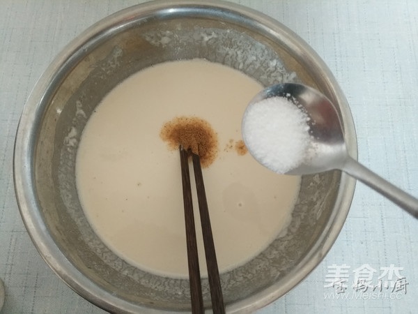 Chào ngày mới với bữa sáng ngon miệng đủ dinh dưỡng - bánh kếp trứng hành nướng - 4
Thêm một chút muối, hòa đều