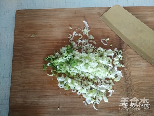 Chào ngày mới với bữa sáng ngon miệng đủ dinh dưỡng - bánh kếp trứng hành nướng - 5
Hành lá xắt thật nhỏ
