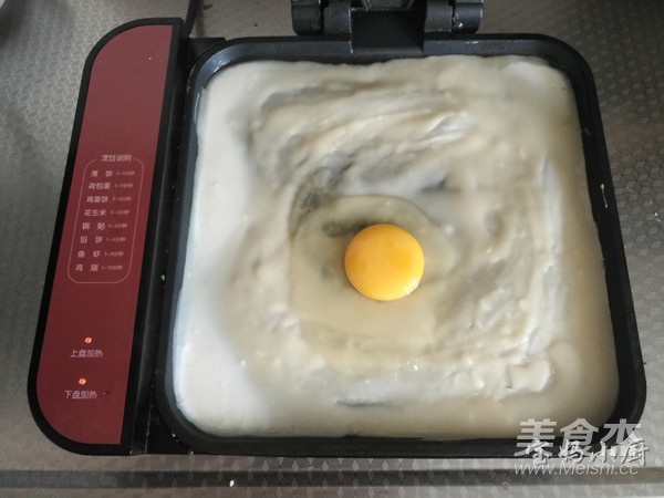 Chào ngày mới với bữa sáng ngon miệng đủ dinh dưỡng - bánh kếp trứng hành nướng - 7
Cho vào một cái trứng