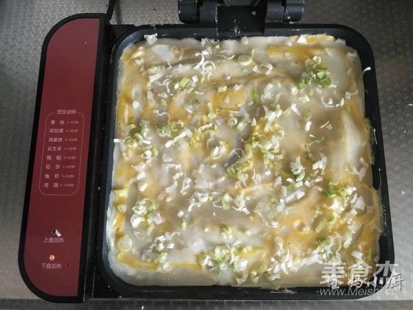 Chào ngày mới với bữa sáng ngon miệng đủ dinh dưỡng - bánh kếp trứng hành nướng - 8
Dùng muôi gỗ dát mỏng trứng lên bề mặt, rắc hành lên trên