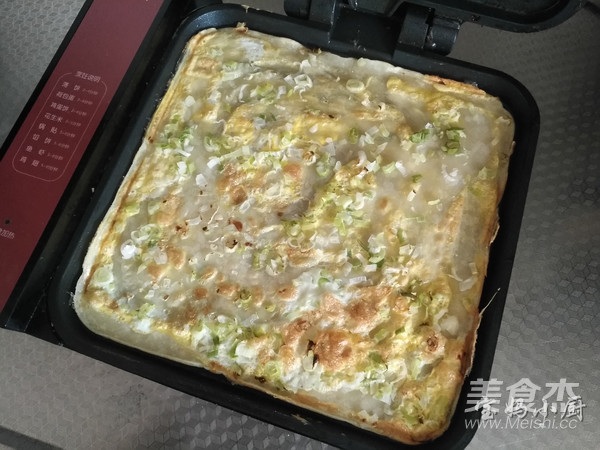Chào ngày mới với bữa sáng ngon miệng đủ dinh dưỡng - bánh kếp trứng hành nướng - 9
Chờ đến khi bột trứng se nhỏ, trứng vàng giòn, dậy mùi thơm của hành