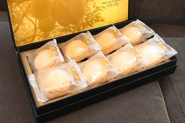 Bánh trung thu nhân sầu riêng tươi hơn 1 triệu đồng/hộp - 1
Một hộp bánh sầu riêng tươi cao cấp có giá 1,2 triệu đồng/hộp 8 chiếc.