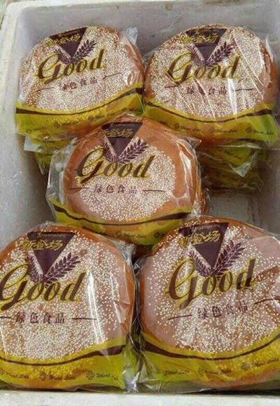 Kỳ dị bánh trung thu Hồng Kông to như pizza, giá 50 ngàn đồng/chiếc - 2
Loại bánh này được quảng cáo là hàng xách tay, khách lấy bao nhiêu cũng có