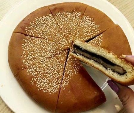 Kỳ dị bánh trung thu Hồng Kông to như pizza, giá 50 ngàn đồng/chiếc - 3
Bánh trung thu Hồng Kông có trọng lượng tới 700g/bánh nhưng giá chỉ từ 50.000-70.000 đồng/chiếc