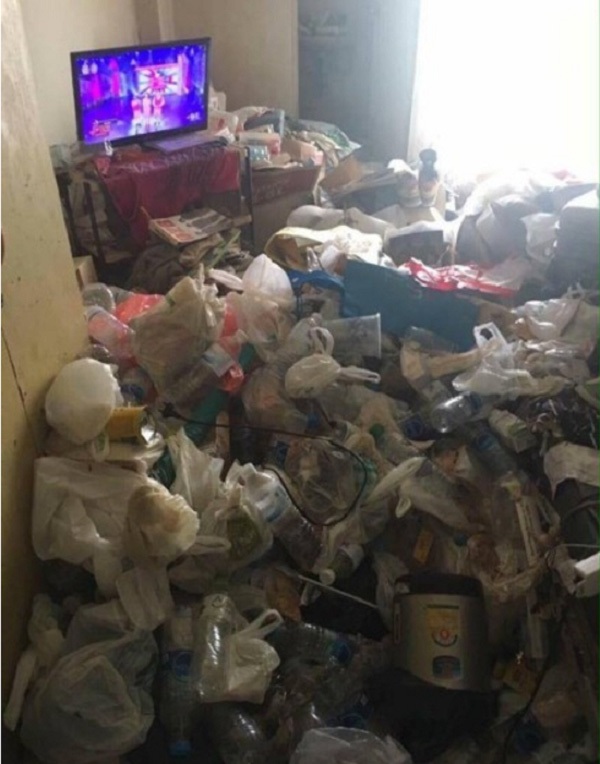 Thái Lan: Cô gái bị chủ đuổi thẳng cổ vì để phòng như... bãi rác - 1 Thái Lan: Cô gái bị chủ đuổi thẳng cổ vì để phòng như... bãi rác - 1