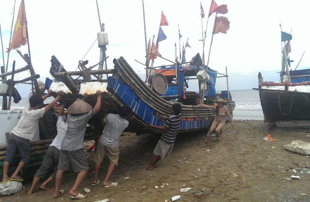 Bão số 2 đang hướng vào Thanh Hóa - Hà Tĩnh, xuất hiện gió giật cấp 11-12 - 3 Người dân Thanh Hóa di chuyển bè mảng vào tránh trú bão