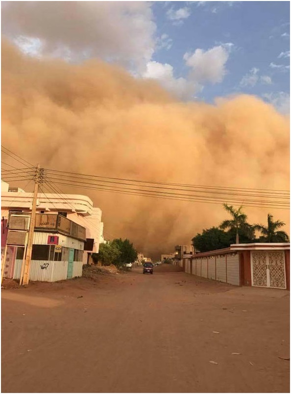 Cận cảnh trận bão cát kinh hoàng ở Sudan - 2
Bức tường bụi khổng lồ bao phủ thủ đô Khartoum và che gần hết ánh sáng mặt trời.