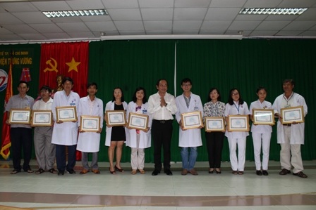 Khen thưởng “nóng” ê kíp cứu sản phụ bị vỡ tử cung - 2 Các y bác sĩ trong ê kíp đã được Sở Y tế khen thưởng nóng