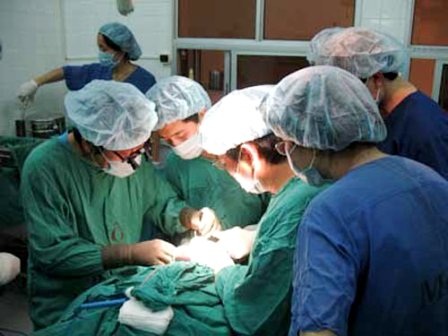 4 bệnh viện hợp sức cứu sản phụ vỡ tử cung - 1 Bác sĩ liên viện đã phối hợp kịp thời, cứu sống sản phụ (ảnh minh họa)