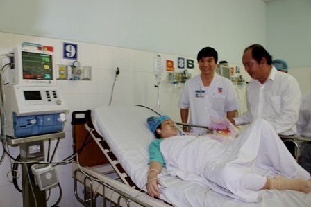 Khen thưởng “nóng” ê kíp cứu sản phụ bị vỡ tử cung - 1 PGS Tăng Chí Thượng, thăm hỏi, chúc mừng sản phụ qua cơn nguy nan