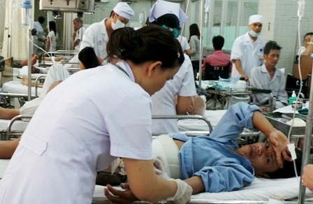 Vì sao nhân viên y tế liên tục bị hành hung? - 2 Quá tải bệnh viện, áp lực công việc đang gây nhiều mâu thuẫn, xung đột giữa nhân viên y tế và khách hàng