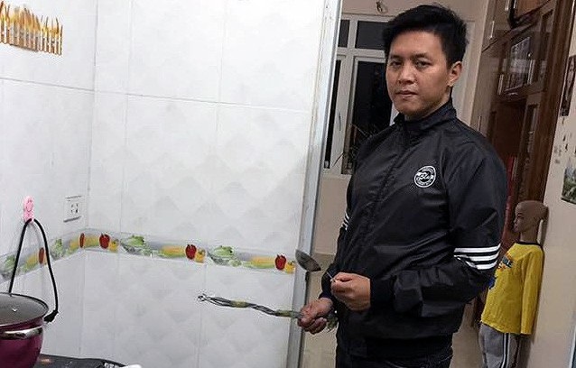 Bé trai 10 tuổi bị bố đẻ bạo hành: Xem xét khởi tố tội ngược đãi - 2 Trần Hoài Nam dùng nhiều móc áo cuộn thành roi để đánh, dùng muôi múc canh gõ vào đầu con trai mình.