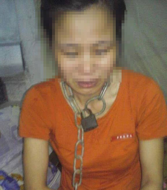 Vụ chồng xích cổ vợ: Người vợ xin miễn giảm trách nhiệm hình sự cho chồng - 3 Hình ảnh chị T. bị xích khoá cổ lan truyền trên mạng xã hội gây phẫn nộ dư luận