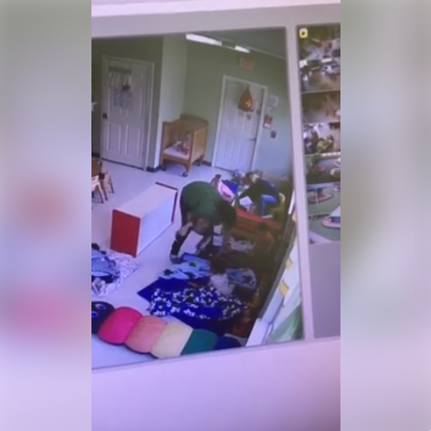 Mẹ Mỹ phẫn nộ vì clip bảo mẫu bạo hành trẻ mầm non - 1
