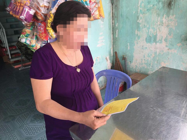 Một người dân được giới thiệu mua bảo hiểm