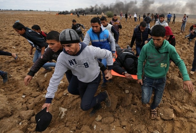 Bóng đen bao trùm hoà bình Trung Đông sau quyết định chấn động của ông Trump - 2 Người biểu tình Palestine bị thương trong cuộc đụng độ với binh sĩ Israel tại dải Gaza sau khi Tổng thống Trump công nhận Jerusalem là thủ đô của Israel (Ảnh: Reuters)