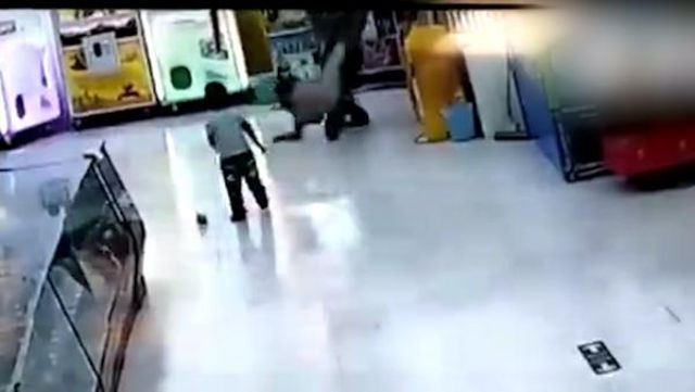 Clip “bé gái bị cha đánh dã man trong siêu thị” khiến cư dân mạng phẫn nộ - 1 Người đàn ông nắm chân của con mình quật vào tường trong cơn tức giận