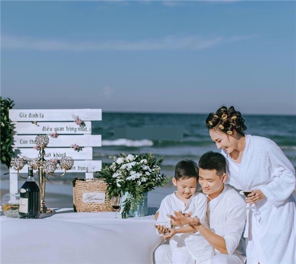 Nữ diễn viên chính của phim “Sống chung với mẹ chồng” Bảo Thanh cho biết, ở ngoài đời, lí do khiến cô lập gia đình khi đang ngồi trên ghế nhà trường và mới chạm ngõ 21 tuổi là do… “bác sĩ bảo cưới”. “Khi đó, tôi đã khóc rất nhiều, khóc vì sợ. Sợ liệu mình sẽ làm mẹ như thế nào? Làm mẹ khi đang đi học thì cuộc sống sẽ ra sao? Tuy nhiên, nỗi sợ lớn nhất là sợ không biết mình có làm tròn trách nhiệm của một người mẹ hay không”, Bảo Thanh chia sẻ. Nữ diễn viên cho biết, trong giai đoạn khó khăn ấy, cô may mắn vì chồng cô là người tốt, sẵn sàng bảo bọc cô mọi lúc mọi nơi, nhất là giai đoạn cô bị mất tâm lí vì lần đầu làm mẹ.