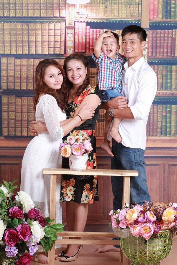Bảo Thanh tiết lộ lý do phải lấy chồng khi đang là sinh viên năm 3 - 3 Vợ chồng Bảo Thanh và mẹ chồng.