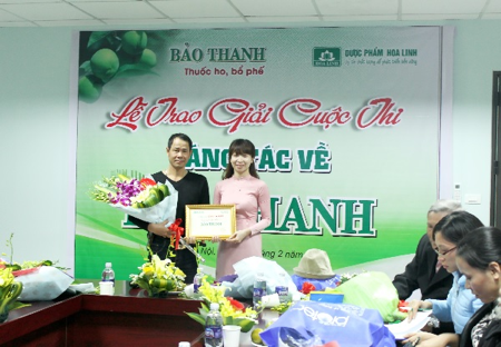 Tổng kết và trao giải cuộc thi sáng tác về Bảo Thanh - 5
(Đại diện cho tác giả Phạm Thị Tâm, nhận giải nhất sáng tác câu đối về Bảo Thanh)