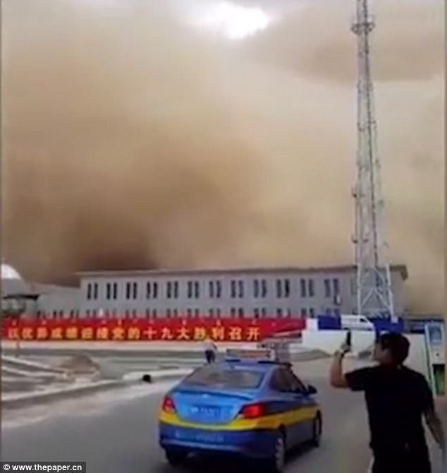 Khoảnh khắc bão cát "nuốt chửng" thị trấn Trung Quốc - 3
(Ảnh: The Paper.cn)