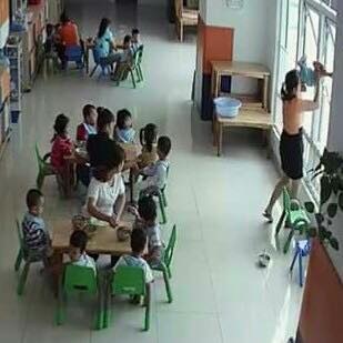 Bàng hoàng hình ảnh Hiệu trưởng dốc ngược, dọa ném trẻ qua cửa sổ - 1 Bàng hoàng hình ảnh Hiệu trưởng dốc ngược, dọa ném trẻ qua cửa sổ - 1