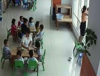 Bàng hoàng hình ảnh Hiệu trưởng dốc ngược, dọa ném trẻ qua cửa sổ - 2 Bàng hoàng hình ảnh Hiệu trưởng dốc ngược, dọa ném trẻ qua cửa sổ - 2