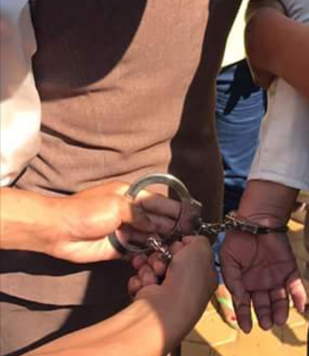 Sử dụng còng tay bắt giữ người khác