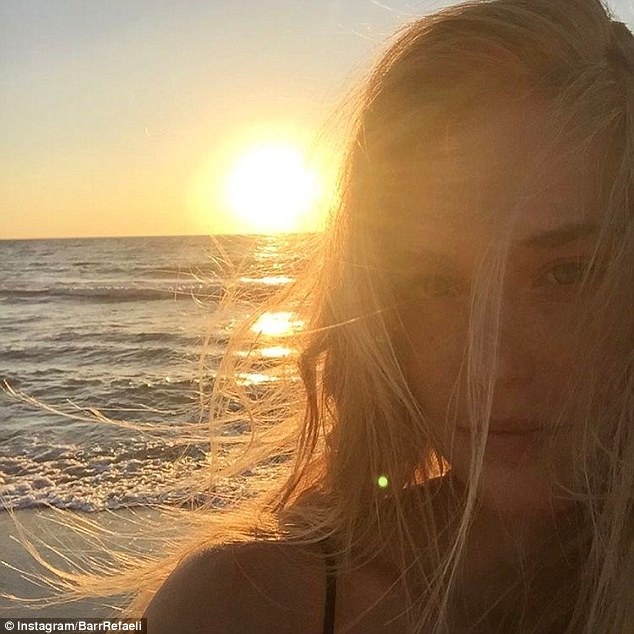 Bar Refaeli hạnh phúc khoe bụng bầu lần 2 - 3
Siêu mẫu áo tắm kết hôn với thương gia đồng hương Adi Ezra vào tháng 9/2015 trong một hôn lễ bí mật