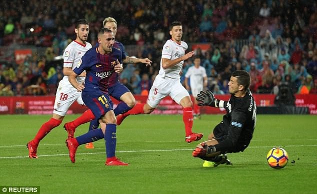 Hạ gục Sevilla, Barcelona hơn Real Madrid đến 11 điểm - 2
Alcacer mở tỷ số cho Barcelona sau pha dứt điểm nhạy cảm