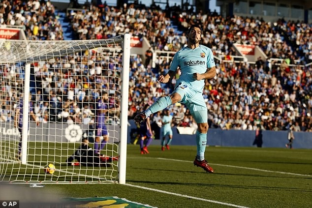 Luis Suarez lập cú đúp, Barcelona củng cố ngôi đầu bảng - 3
Luis Suarez tỏa sáng trong ngày Messi im tiếng