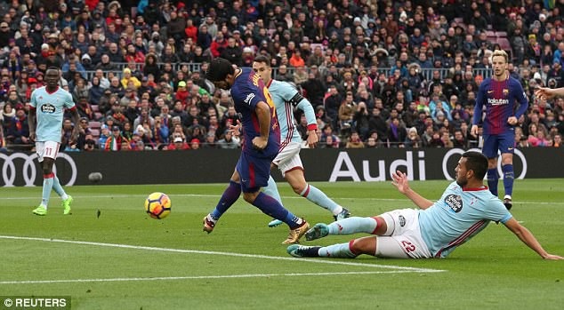 Messi và Suarez ghi bàn, Barcelona vẫn bị cầm chân - 2
Luis Suarez nâng tỷ số lên 2-1 cho Barcelona ở đầu hiệp 2
