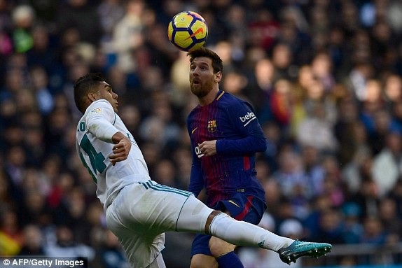 Real Madrid 0-3 Barcelona: Messi, Luis Suarez tỏa sáng - 12
Casemiro nỗ lực ngăn cản Messi
