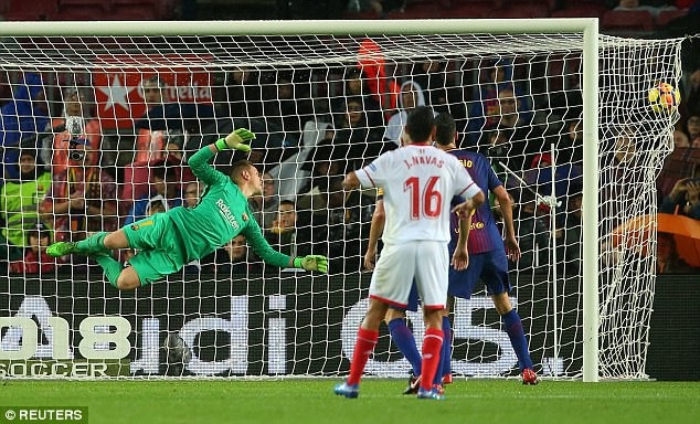 Hạ gục Sevilla, Barcelona hơn Real Madrid đến 11 điểm - 3
Pizarro gỡ hòa 1-1 cho Sevilla ở hiệp 2