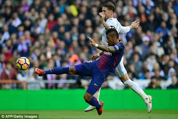 Real Madrid 0-3 Barcelona: Messi, Luis Suarez tỏa sáng - 11
Paulinho dứt điểm không chính xác, bỏ lỡ cơ hội ở phút 33