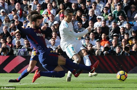Real Madrid 0-3 Barcelona: Messi, Luis Suarez tỏa sáng - 9
Pique ngăn cản cú dứt điểm của C.Ronaldo