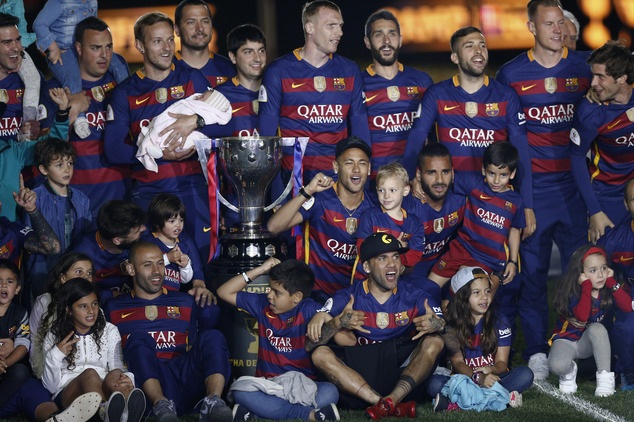 Real Madrid ngăn không cho Barcelona đăng quang ở Bernabeu - 1
Barcelona đã lên ngôi vô địch Cúp Nhà vua năm ngoái trên sân Vicente Calderon