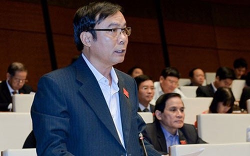 Đại biểu Quốc hội: "Tại sao cứ phải đẩy lên Thủ tướng thì mới chuyển được?" - 1
Đại biểu Nguyễn Bá Sơn (Đà Nẵng) phát biểu tại hội trường