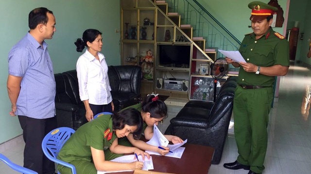 Bắt thêm Phó Giám đốc, 3 nhân viên Agribank vụ thất thoát 100 tỷ đồng - 1
Công an đọc lệnh bắt giữ bà Lê Thị Hồng Loan – Kế toán trưởng ngân hàng Agribank chi nhánh Krông Bông (ảnh cơ quan điều tra)