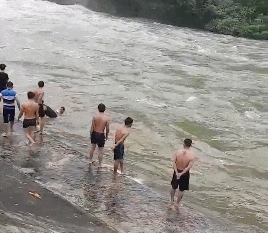 Hàng chục thanh niên liều mạng bắt cá dưới chân cửa xả lũ - 1
Hàng chục thanh niên bắt cá được cho là dưới chân cửa xả lũ hồ chứa nước Đá Bàn (Hình ảnh cắt từ clip)