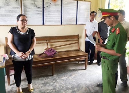 Công an huyện Phú Lộc đọc lệnh bắt tạm giam bà Lương Thị Nhung