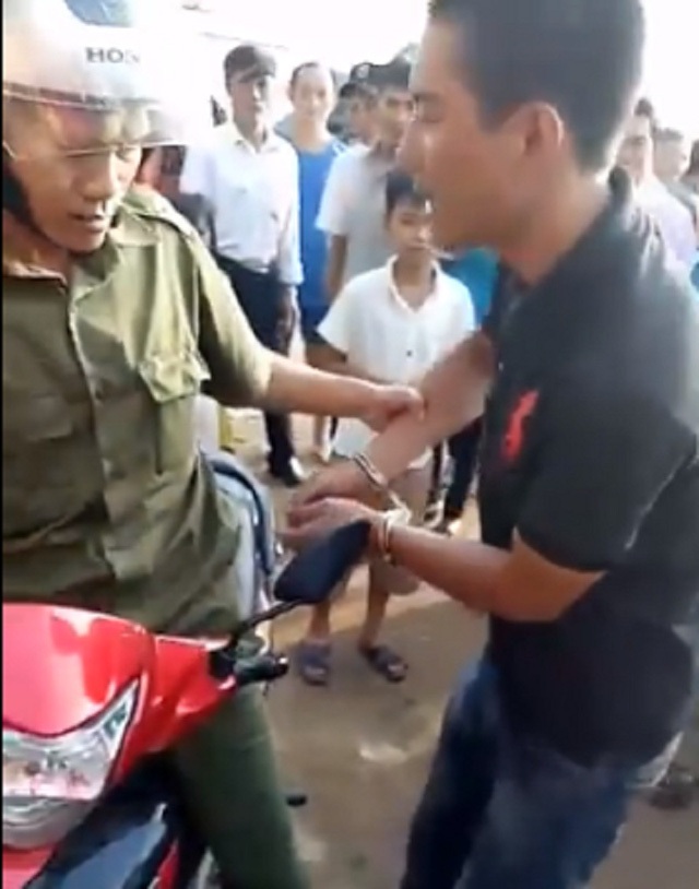 Liên tiếp hành hung người vì nghi bắt cóc: Hậu quả của trò “câu like”? - 2 Thanh niên bị bệnh tâm thần cũng bị nghi bắt cóc trẻ em.