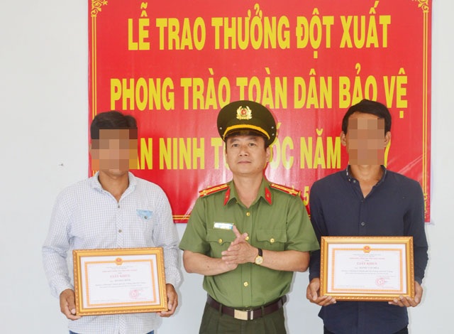 Khen thưởng 2 công dân dũng cảm truy bắt tội phạm - 1
Lãnh đạo Công an tỉnh Sóc Trăng trao giấy khen cho 2 công dân dũng cảm truy bắt tội phạm.