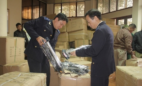 Đồ chơi trẻ em nguồn gốc Trung Quốc nhập lậu... “nóng” vùng biên! - 1 Hải quan kiểm tra đồ chơi có xuất xứ Trung Quốc (ảnh minh họa)