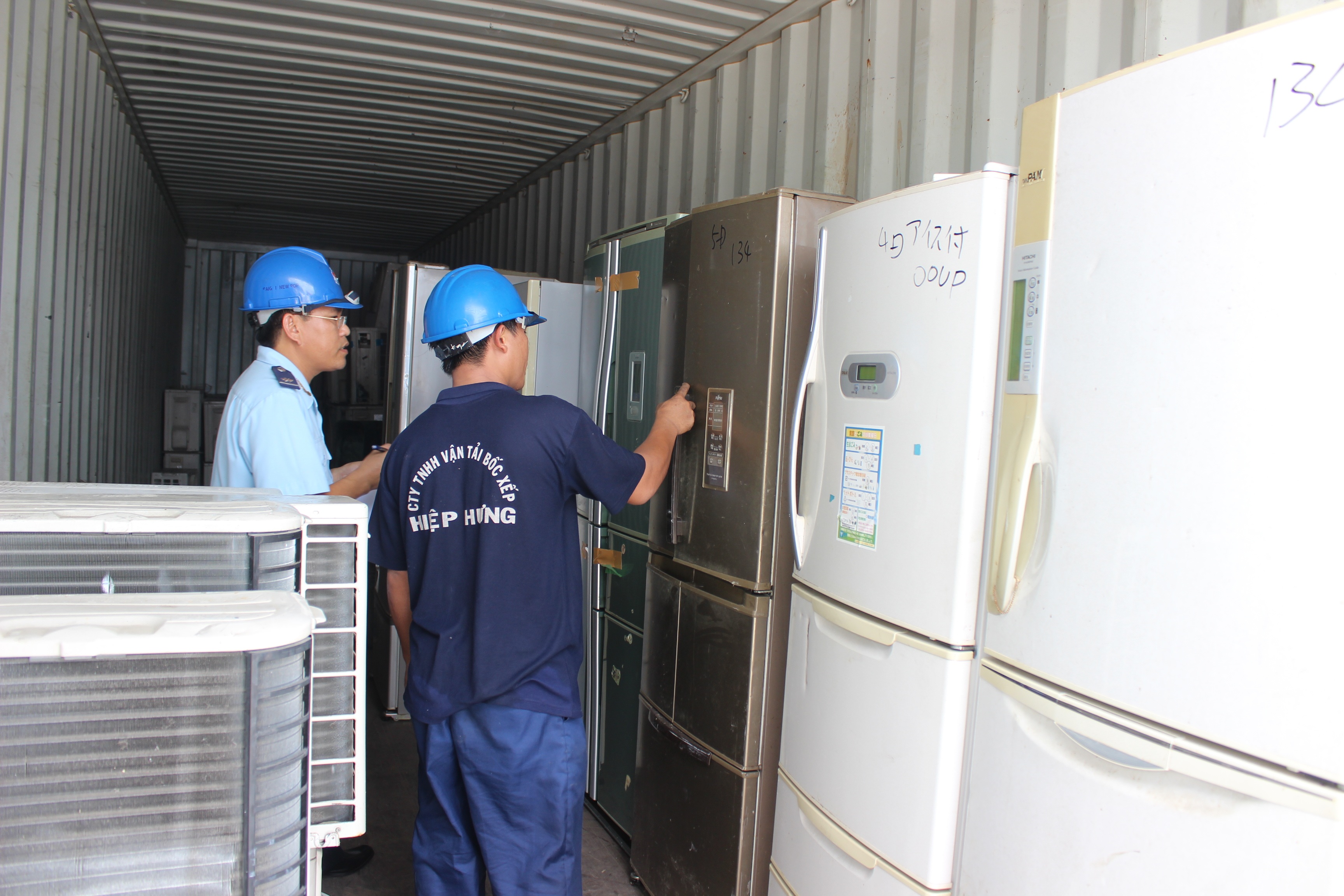 Bắt cán bộ hải quan vì vụ 213 container "mất tích bí ẩn" - 1 Trong vụ 213 container mất tích bí ẩn, cơ quan công an đã bắt 1 cán bộ ngành hải quan (ảnh minh hoạ)