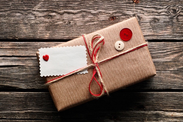 Những bất ngờ nho nhỏ: Bạn hãy bí mật đặt món quà nhỏ định tặng mẹ vào túi áo, treo ở xe hay đặt trong túi xách của mẹ hoặc một nơi nào đó bạn cho là phù hợp. Hãy thử tưởng tượng mẹ sẽ bất ngờ và thích thú ra sao khi nhận được quà tặng theo cách vô cùng độc đáo này.