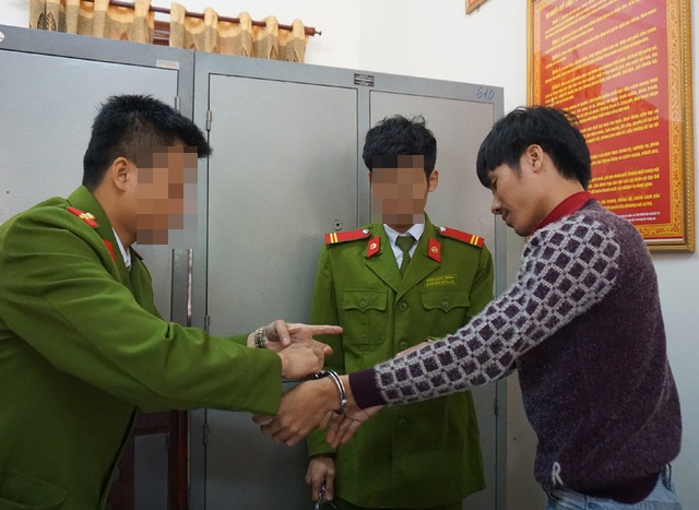 Nữ cảnh sát đuổi bắt đối tượng trốn truy nã như phim hành động - 1
Nguyễn Gia Dũng (bìa phải) được dẫn giải tử TP Hồ Chí Minh về Nghệ An quy án.